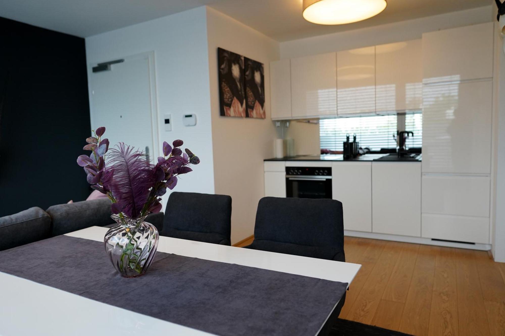 Modern Stylish Design Apartment With Free Parking Emily Bécs Kültér fotó