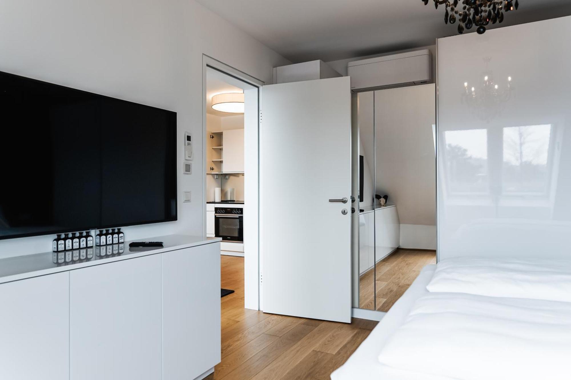 Modern Stylish Design Apartment With Free Parking Emily Bécs Kültér fotó
